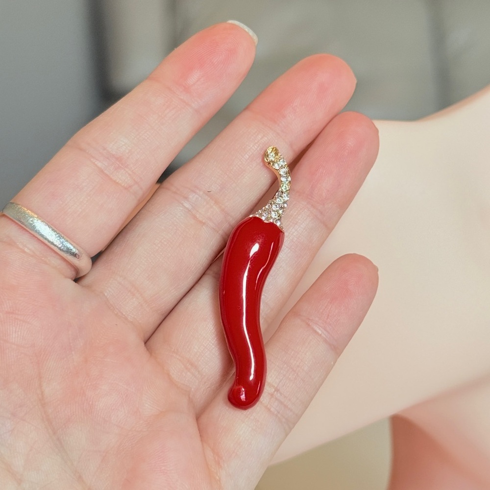 ⚜️ Elegant Gold and Red Enamel Brooch 🌶️ - Picture 9 of 10